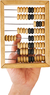 Abakus, an dem eine Hand die Kugeln verschiebt