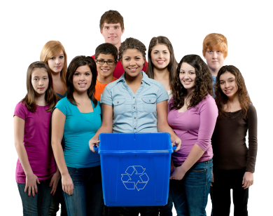 Eine Gruppe Jugendlicher, die einen Mülleimer mit Recycling-Symbol in der Hand halten