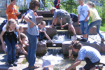 Kinder forschen an Wasser