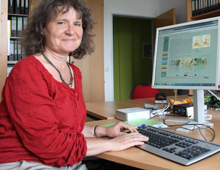 Dr. Karin Ulbrich am Schreibtisch