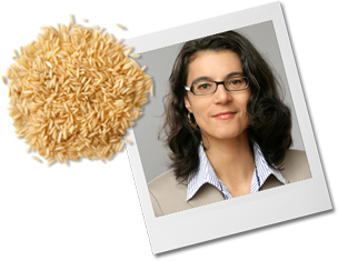 Collage: Portraitbild von Frau Martina Padmanabhan auf das Reiskörner gestreut sind