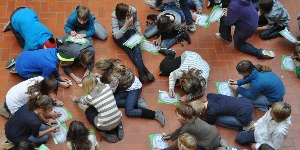 Schüler beschriften Steine