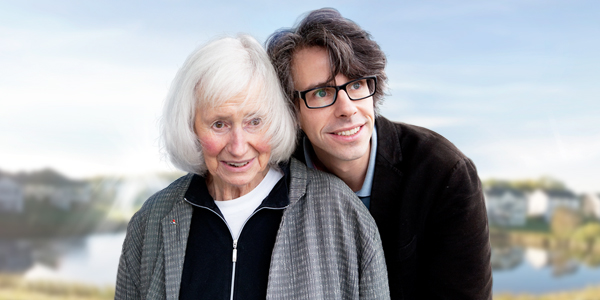 Der Regisseur David Sieveking umarmt seine Mutter von hinten.