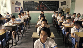 Chinesisches Klassenzimmer mit Schülerinnen und Schülern