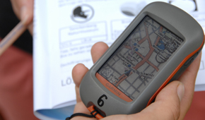 GPS-Gerät in den Händen eines Teilnehmers