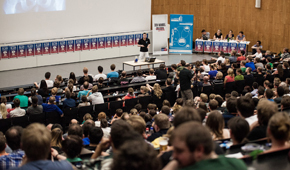 Ein voll besetzter Hörsaal beim Science Slam in Braunschweig