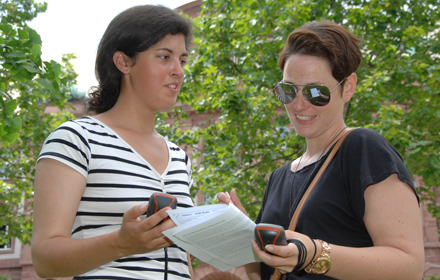 Zwei Frauen nutzen das GPS-Gerät für die Geocoaching-Tour.