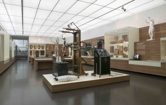Blick in den Ausstellungsraum "Der Gläserne Mensch". Skulpturen und Skelette geben Einblicke in das Innere des Menschen.