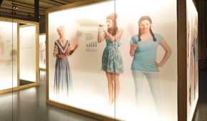 Eine Installation mit Bildern von Frauen in der Kleidung unterschiedlicher Jahrzehnte.