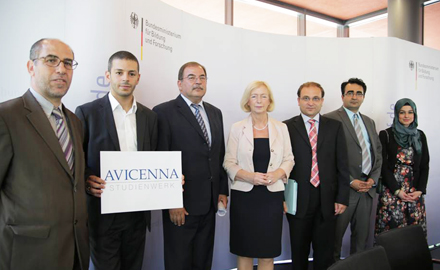 Bildungsministerin Wanka mit Repräsentanten des muslimischen Begabtenförderungswerkes Avicenna