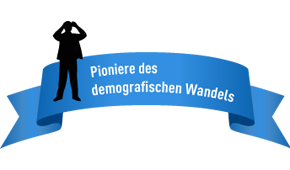 Das Logo des Fotowettbewerbs: Ein blaues Band mit der Inschrift "Pioniere des demografischen Wandels" und der Silhouette eines fotografierenden Menschen.