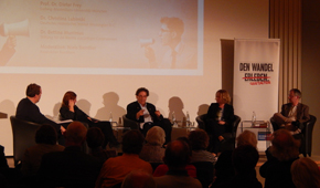 Auf dem Podium sitzen die vier Diskutanten mit Moderator Nils Beintker