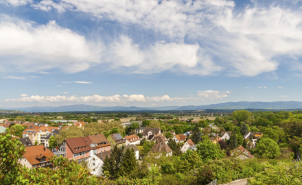 Eine Landschaft mit einem Dorf
