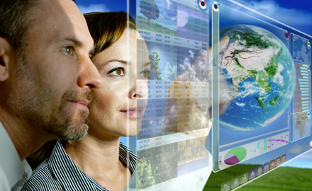 Gesichter eines Mannes und Frau erscheinen vor einer transparenten Touchscreen auf der eine dreidimensionale Weltkugel zu sehen ist.