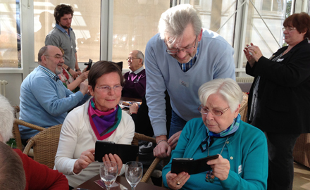 Senioren testen die App auf dem Smartphone.