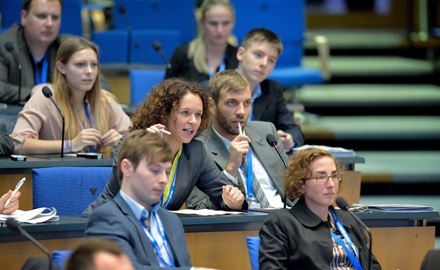 Teilnehmerinnen und Teilnehmer des Parlaments der Generationen sitzen im Plenarsaal