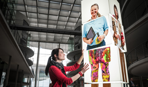 Junge Frau berührt Exponat im Paul-Löbe-Haus