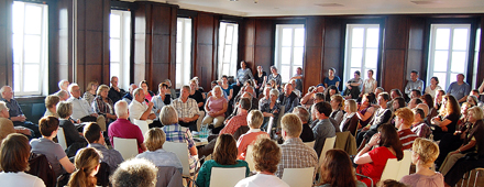 Viele Menschen sitzen in einem Raum und nehmen an der Dialogveranstaltung im Haus der Wissenschaft Braunschweig teil.