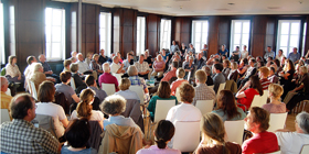 Viele Menschen sitzen in einem Raum und nehmen an der Dialogveranstaltung im Haus der Wissenschaft Braunschweig teil.