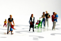 Spielzeugfiguren symbolisieren den demografischen Wandel.