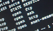 Bildschirm mit Programmiercode in weißer Schrift auf schwarzem Hintergrund