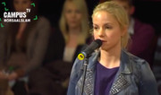 Studentin Julia Engelmann am Mikrofon (Link zum Beitrag)