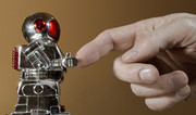 Roboter neben menschlicher Hand