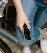 Junge Frau hält ein Smartphone in der Hand