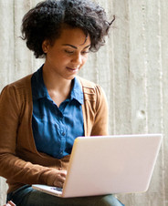 Junge Frau mit Computer