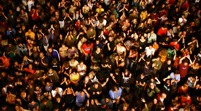 Eine Menschenmenge aus der Vogelperspektive