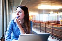 Frau vor Laptop in Bib