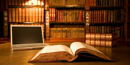 In einer Bibliothek steht ein Laptop.