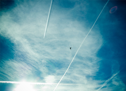 Wolken und Kondensstreifen