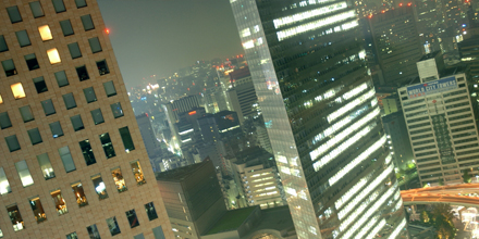 Zwei Hochhäuser vor einer dystopisch wirkenden Stadt