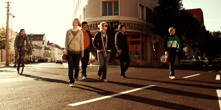 Gruppe junger Menschen überquert eine Straße