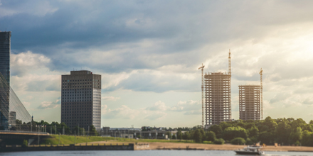 Hochhäuser hinter Wasser