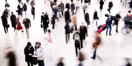 Menschen laufen in unterschiedliche Richtungen
