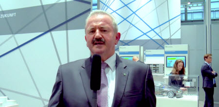 Portraitbild von Prof. Neugebauer bei einem Interview