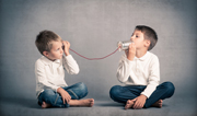 Zwei Kinder kommunizieren miteinander
