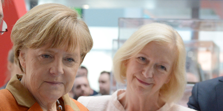 Das Bild zeigt Bundeskanzlerin Merkel mit Bundesministerin Wanka auf der CeBIT 2014