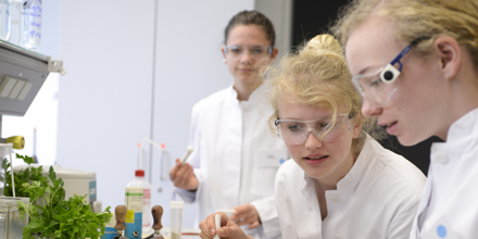 Junge Schülerinnen im Labor