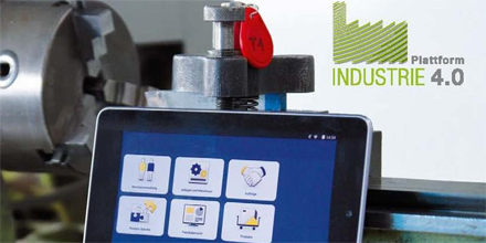 Tablet-Computer vor einer Industriemaschine