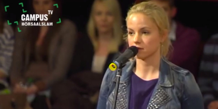 Link zum Youtube-Video/ Das Bild zeigt Julia Engelmann am Mikrofon