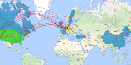 Eine Weltkarte zeigt die Wege von Daten an