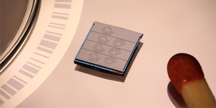 Computerchip auf CD neben Streichholz