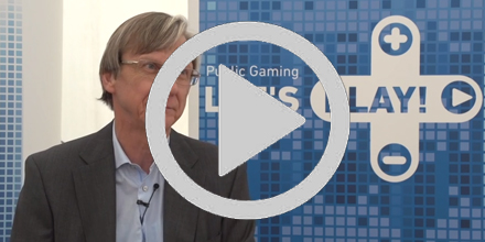 Foto von Prof. Dr. Kaminski vor Let's Play-Poster