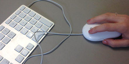 Klicktivismus Eine Hand bedient eine Computermaus