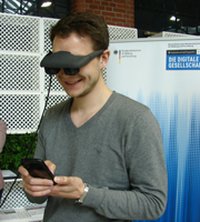 Besucher probiert Datenbrille vom Fraunhofer Institut aus