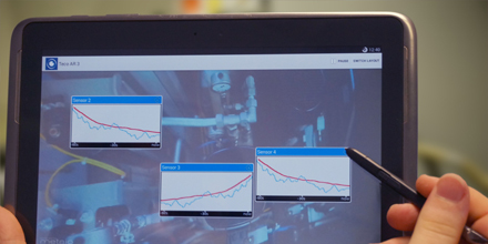 Eine Person arbeitet auf einem Tablet