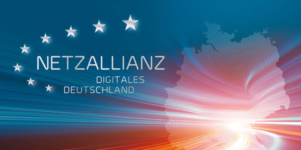 Logo mit dem Schriftzug: Netzallianz Digitales Deutschland vor einer abstrakten Deutschlandkarte